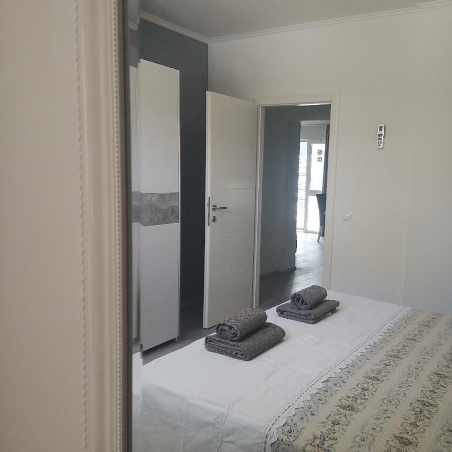 Pia Apartment Dugi Rat Buitenkant foto